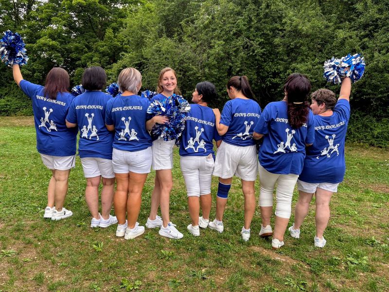 Cheerleader-Team beim Keppler-Cup in blauen Shirts mit Schriftzug LUCKY LUCKNERS und Pompons