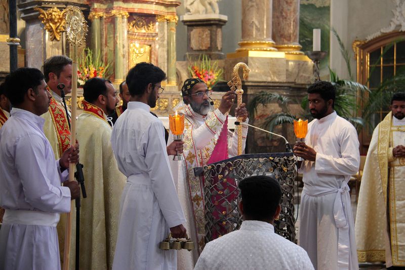 Geistlicher mit Hirtenstab und Messdienern beim Gottesdienst zum 100-jährigen Ordensjubiläum