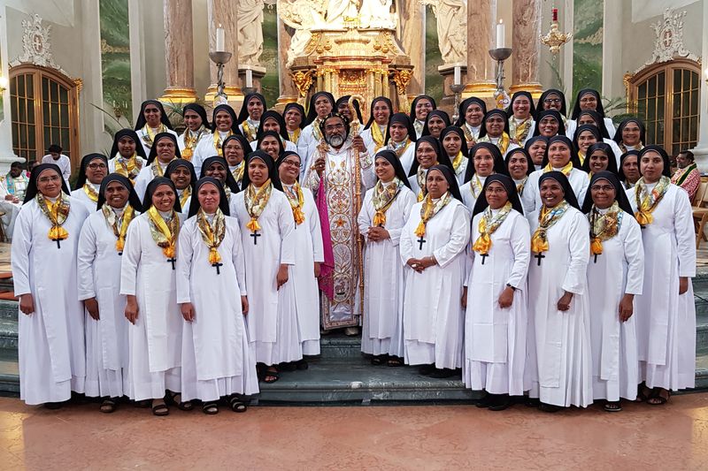 Bethany-Schwestern vor Altar mit goldenen Schals zum 100-jährigen Ordensjubiläum
